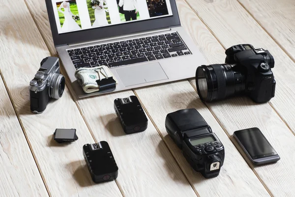 Photographer preparing for wedding photographing — Stock Photo, Image