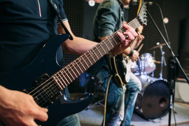 Sahne yakın çekim üzerinde oynarken gitaristler