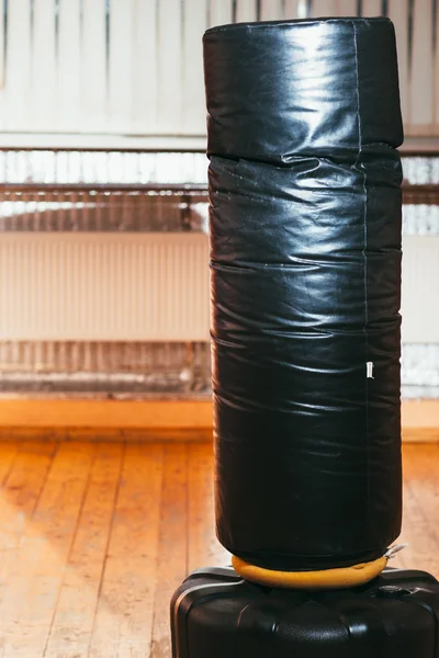 Штампувальна сумка для боксу в інтер'єрі спортзалу — стокове фото