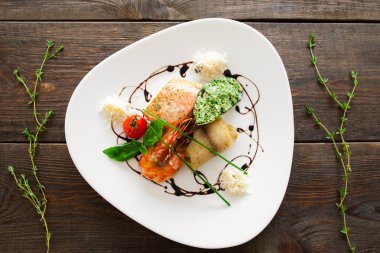 Deniz ürünleri çeşitli düz beyaz tabakta yatıyordu