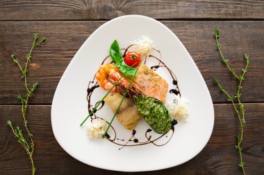 Ahşap arka planda deniz ürünleri karışımı yemek kısmı