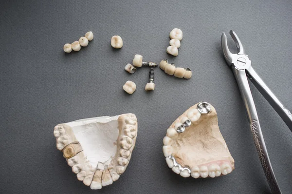 Diş protez ekipmanları düz yatıyordu — Stok fotoğraf