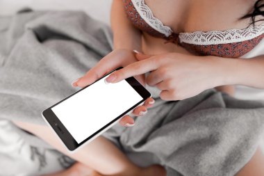 Cep telefonu kullanarak çıplak seksi bayan