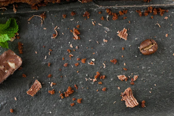 Zgnieciony wióry czekolady na czarnym tle — Zdjęcie stockowe