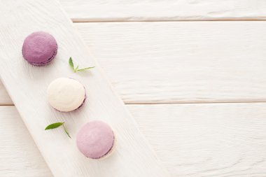 Ahşap düz lay copyspace tatlı fransız macaroons