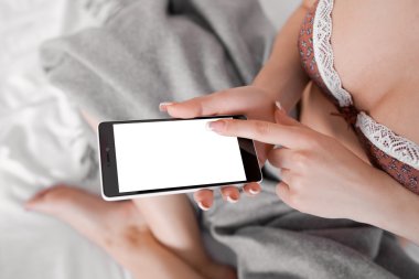 Akıllı telefon dokunmatik ekran kullanan kadın