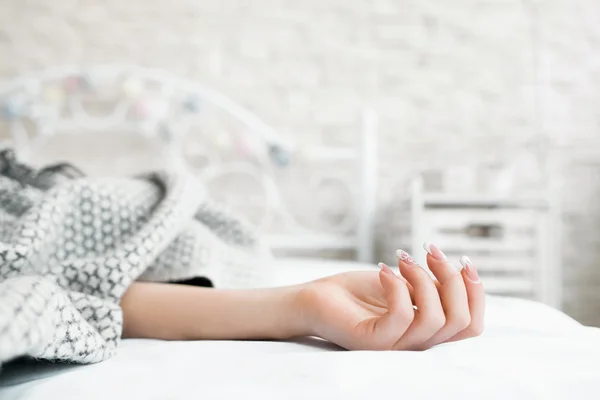 Tangan tidur di tempat tidur tertutup perempuan closeup — Stok Foto