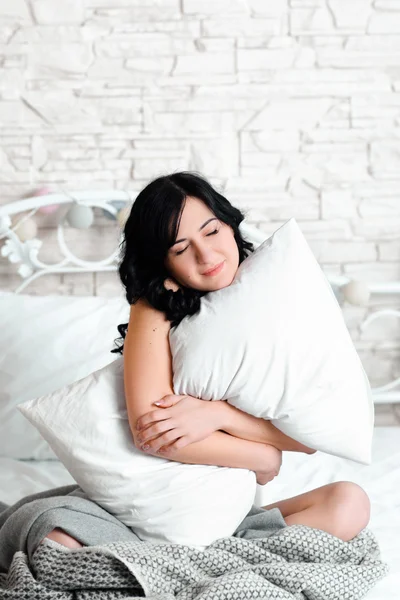 Soñando mujer relajada abrazando almohada —  Fotos de Stock