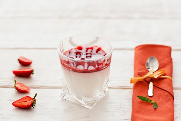 Десерт Пана котедж зі свіжою полуничною порожнечею — стокове фото