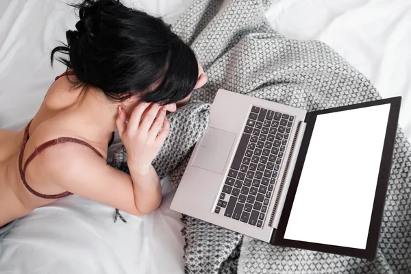 Sexy kobieta ogląda biały laptopa ekran widok z góry — Zdjęcie stockowe