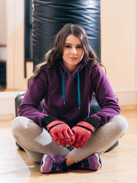 Foto de kickboxer femenino, teniendo descanso en el entrenamiento — Foto de Stock