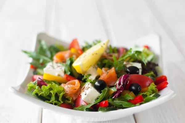 Ensalada con salmón ahumado vacío fondo borroso —  Fotos de Stock