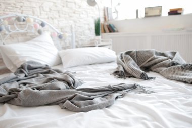 Sonra aşık motel içinde dağınık dağınık yatak