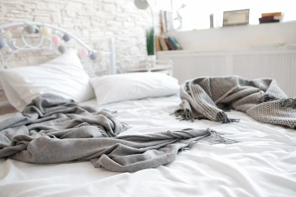 Unmade messy bed after lovers in motel — Stock Photo, Image