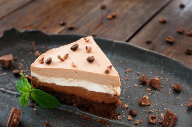 Ahşap içine sufle pasta siyah plaka üzerinde katmanlı