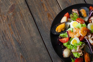 Ahşap yarım görüntü boşaltmak deniz ürünleri salatası tabağına