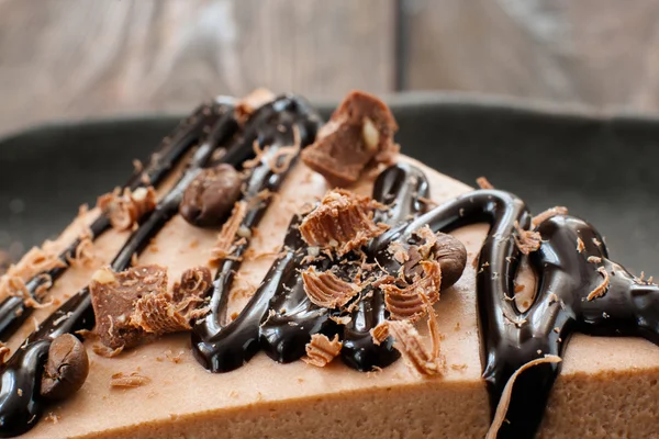 Kakaós puding torta, chips és a csokoládé öntettel — Stock Fotó
