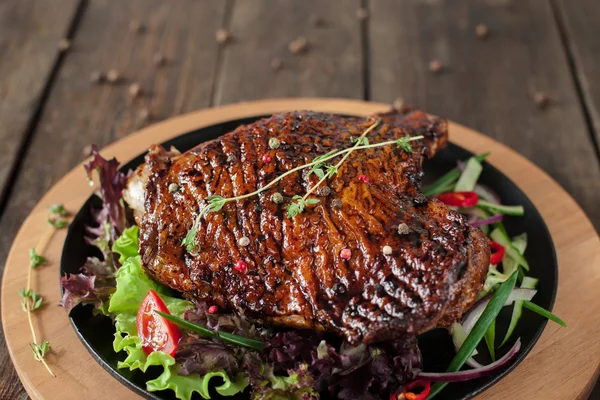 Muslo de pavo a la parrilla en bandeja de catering, vacío — Foto de Stock