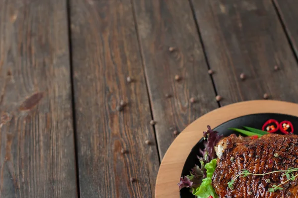 Wooden background with bbq duck in corner, void — Stock Photo, Image