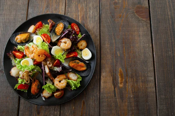 Salada de frutos do mar grelhados em madeira plana leigos copyspace — Fotografia de Stock