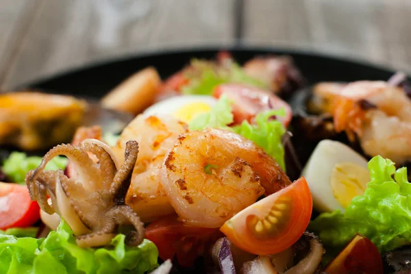 Crevettes grillées, poulpe, oeuf de caille en salade gros plan — Photo