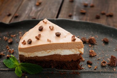 Siyah tabakta lezzetli katmanlı çikolatalı bisküvi