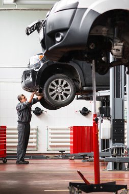 Yükseltilmiş araçta motor korumasının kaldırılması mekanik