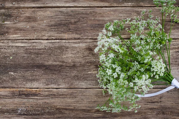 木製の背景に春の花、コピースペース — ストック写真