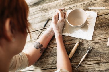 Kil kase bakarak kadın çömlekçi, üst görünümü