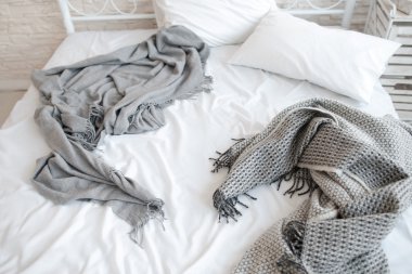 Buruşuk çarşaf ve battaniye ile unmade dağınık yatak