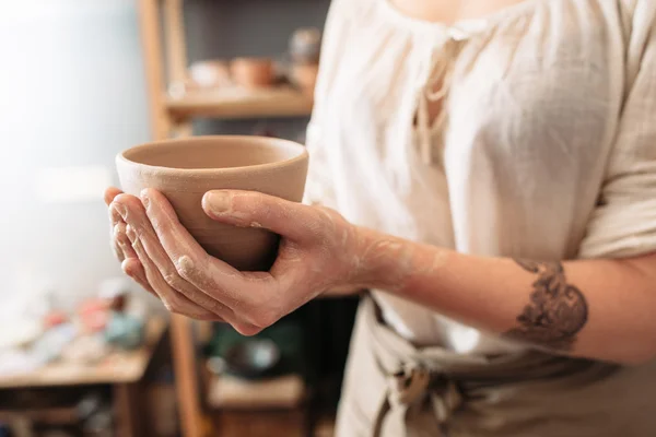 粘土ボウルプロファイル、クローズアップと女性の陶芸家の手 — ストック写真