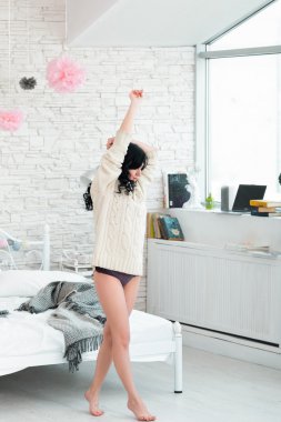 Beyaz kazak esmer parmak basarak