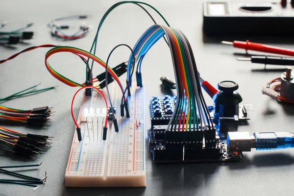 Elektronik komponent breadboard ile bağlı — Stok fotoğraf