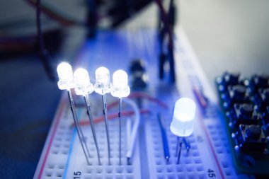 LED ışık - yayan diyotlar elektrik breadboard üzerinde