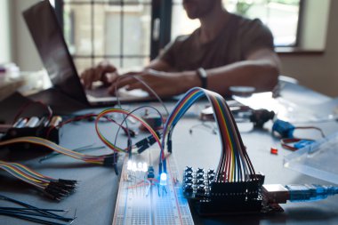 Teknolojik eğitim öğrenci üstünde laptop