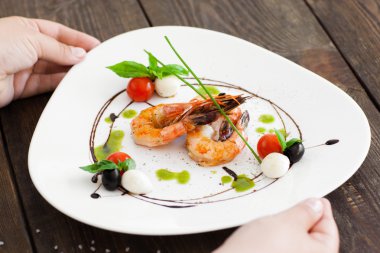 Plaka ahşap üzerine alarak ızgara karides ile yakın-up