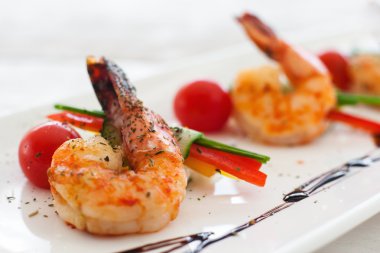 Kavrulmuş sebzeler, karides yakın çekim