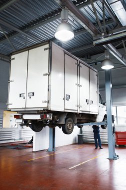 Kamyon servis garajında, kaldırdı kamyon tanılama