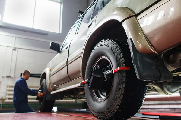 Auto alinhamento roda na garagem, manutenção SUV — Fotografia de Stock