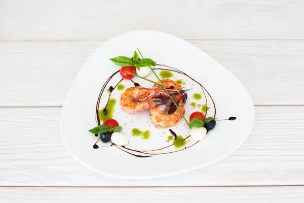 Placa de gambas fritas sobre fondo de madera blanca — Foto de Stock