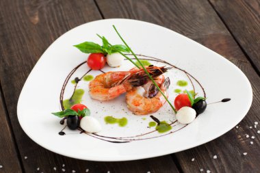 Beyaz üçgen plaka, ahşap ızgara karides