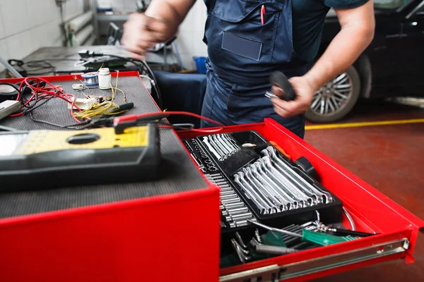 Caja de herramientas profesional con herramientas modernas en el garaje — Foto de Stock