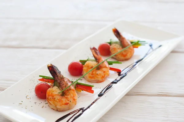 Placa de camarones a la parrilla con verduras sobre blanco — Foto de Stock