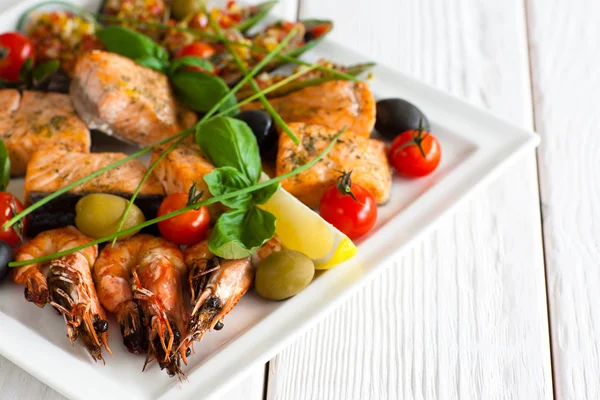 Cocina griega - plato tradicional de mariscos a la parrilla — Foto de Stock