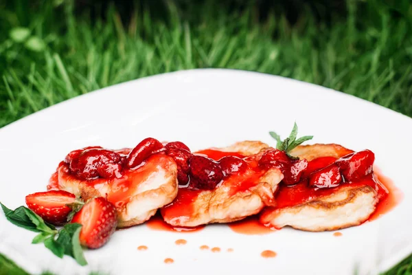 Erdbeer-Pfannkuchen auf Gras Hintergrund — Stockfoto