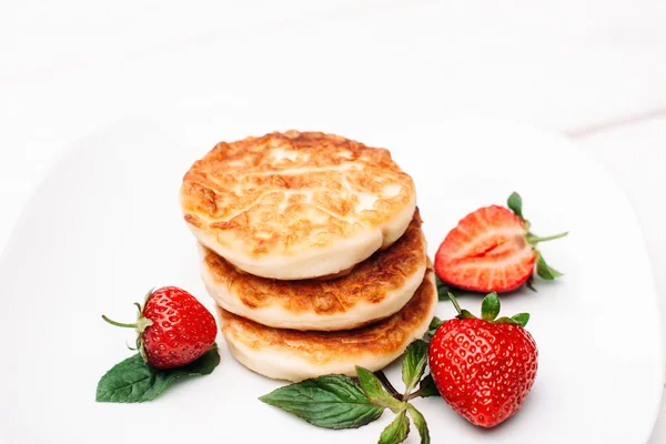 Pilha de panqueca com morango sobre fundo branco — Fotografia de Stock