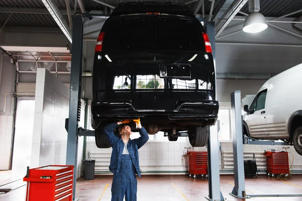 Manutenção de serviço de microônibus, garagem interior — Fotografia de Stock