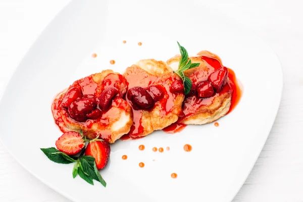 Süßes Pfannkuchen-Dessert mit Erdbeeren auf Weiß — Stockfoto