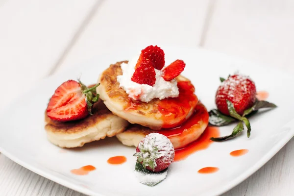 Sobremesa de panqueca com morango e creme em branco — Fotografia de Stock