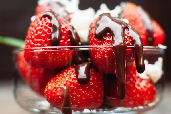 Крупним планом свіжа полуниця з шоколадом — стокове фото
